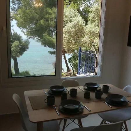 Seafront Loft In Akti Апартаменты